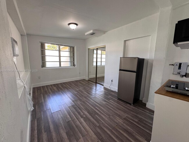 2331 NW Flagler Terrace in Miami, FL - Building Photo - Building Photo