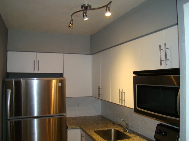 1941 NE 51st St-Unit -46 - Vegas in Fort Lauderdale, FL - Building Photo - Building Photo