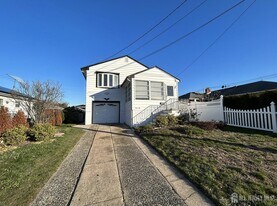 11A Foothills Dr in South River, NJ - Building Photo