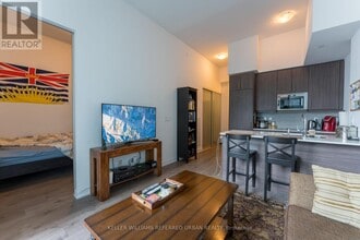 297 College St in Toronto, ON - Building Photo - Building Photo