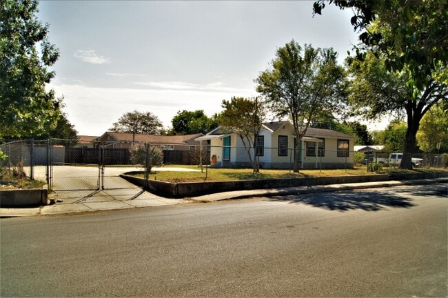 1518 Huron St in San Antonio, TX - Building Photo - Building Photo