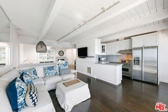 11856 S Beach Club Way in Malibu, CA - Building Photo - Building Photo