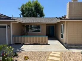 9235 Creemore Dr in Glendale, CA - Building Photo