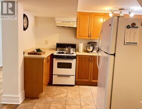 111 Lincoln Pl in London, ON - Building Photo - Building Photo