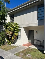 1365 NW 99th Ave in Pembroke Pines, FL - Foto de edificio - Building Photo