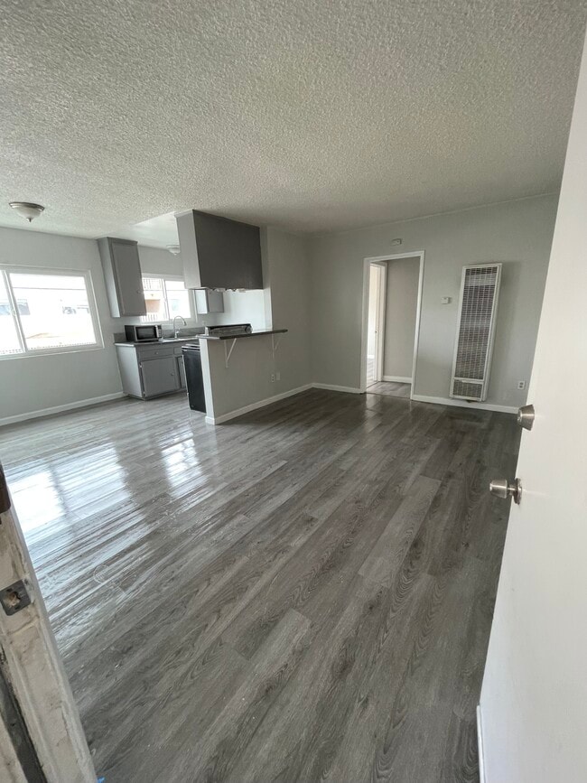 2122 E 10th St in Long Beach, CA - Building Photo - Building Photo