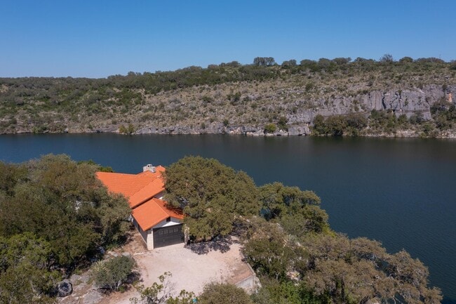 830 Los Escondidos Rd in Marble Falls, TX - Building Photo - Building Photo