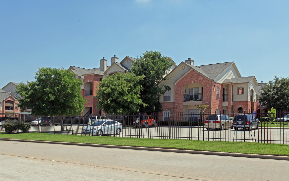 Fountains of Tomball in Tomball, TX - Building Photo