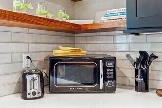 2450 Hillcrest Dr in East Point, GA - Building Photo - Building Photo