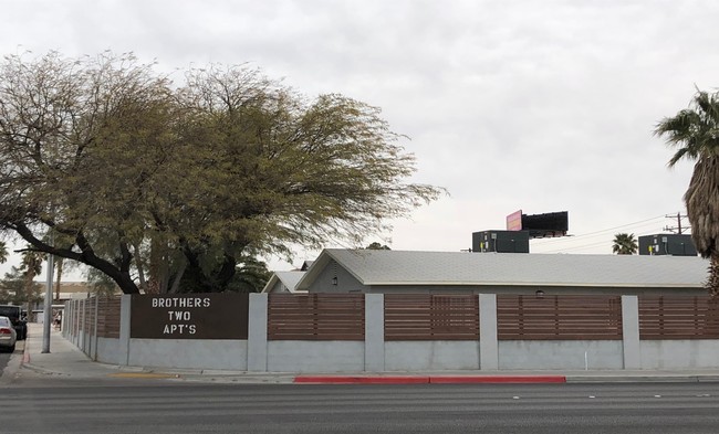 1005 Stewart Ave in Las Vegas, NV - Foto de edificio - Building Photo