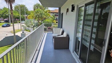 7401 SW 82nd St in Miami, FL - Foto de edificio - Building Photo