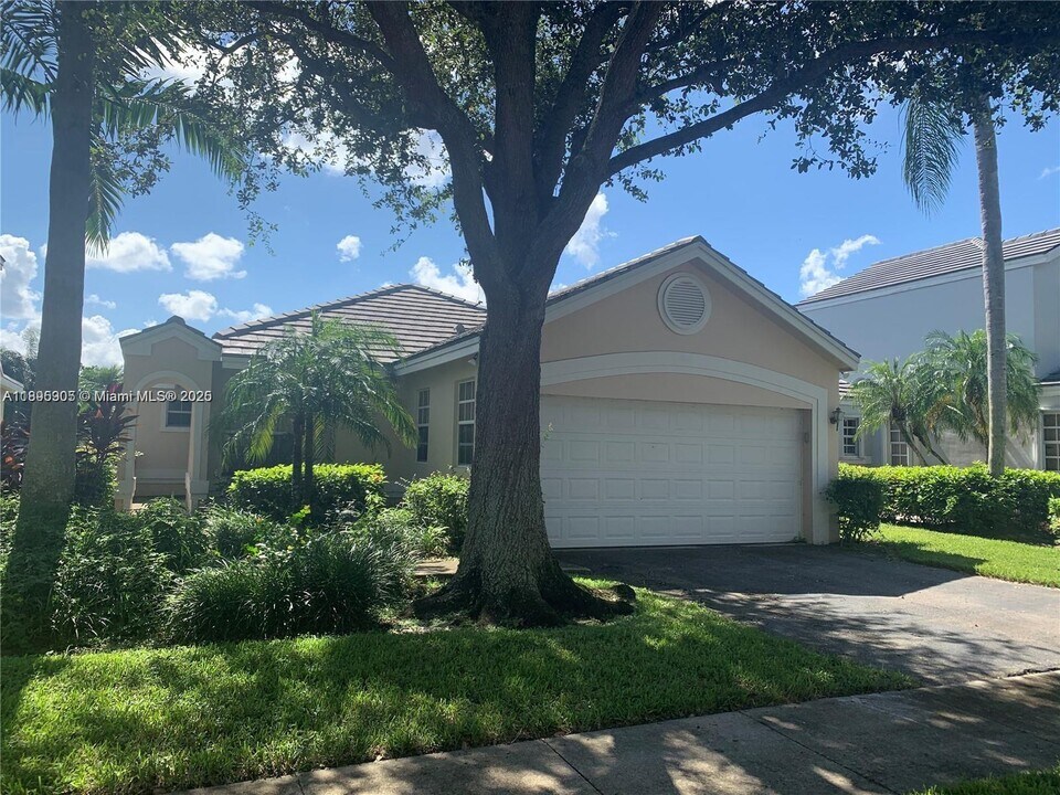 2917 Myrtle Oak Cir in Davie, FL - Building Photo