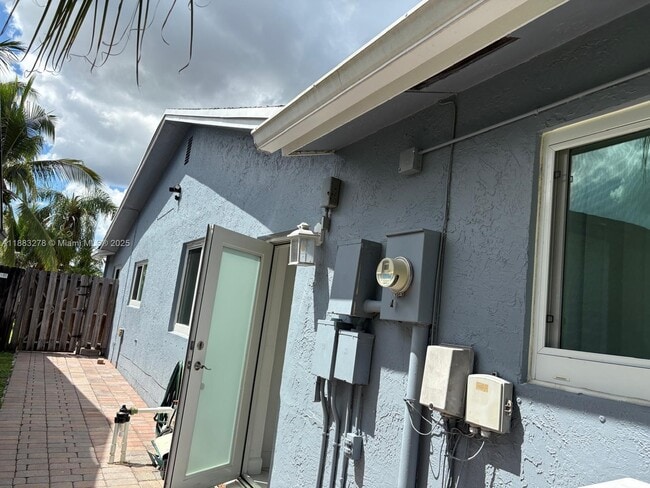 2347 NW 107th Ave in Sunrise, FL - Building Photo - Building Photo