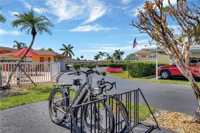 360 Charlemagne Blvd in Naples, FL - Building Photo - Building Photo