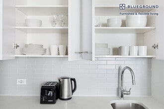 230 E 44th St in New York, NY - Foto de edificio - Building Photo