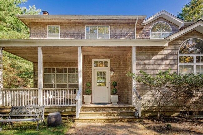 13 Orkney Rd in East Hampton, NY - Building Photo - Building Photo