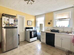 32 Coolidge Rd, Unit 2 in Boston, MA - Building Photo - Building Photo