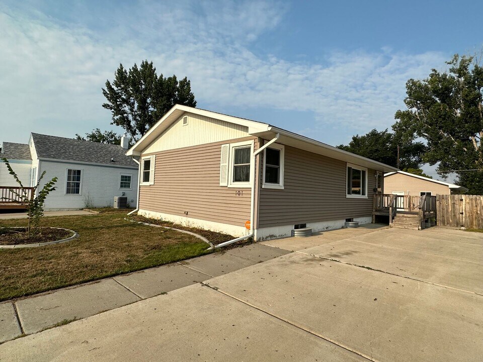 101 19th St NW in Minot, ND - Building Photo