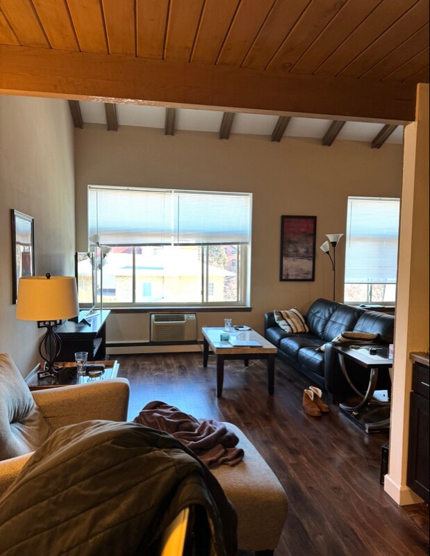 2131 N Summit Ave, Unit 307 in Milwaukee, WI - Foto de edificio - Building Photo