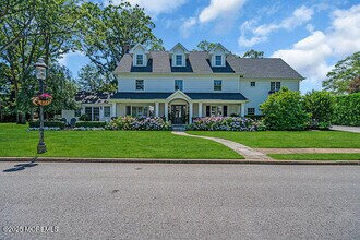 12 Red Oak Dr in Spring Lake, NJ - Building Photo - Building Photo