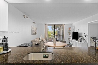 8075 SW 107th Ave, Unit 221 in Miami, FL - Foto de edificio - Building Photo