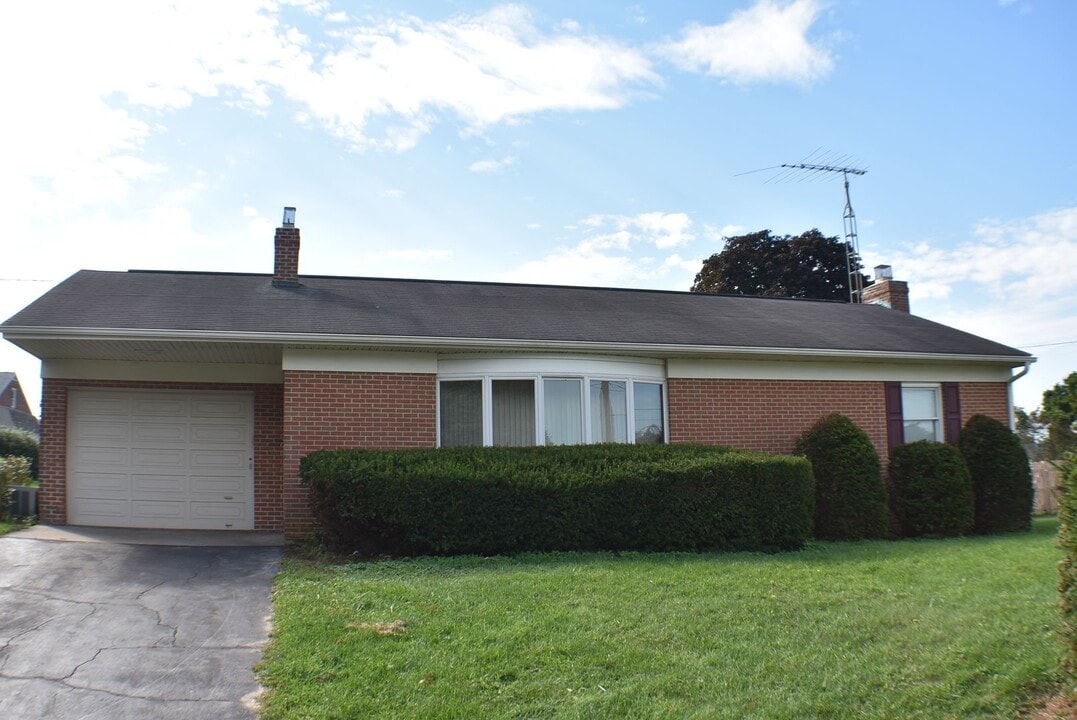 209 West Ave in Red Lion, PA - Building Photo