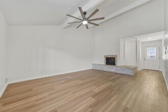 5702 Lewood Dr in Austin, TX - Foto de edificio - Building Photo