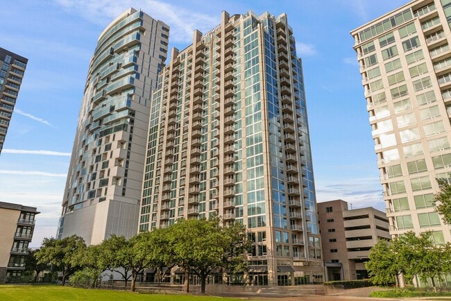 SkyHouse River Oaks Apartments in Houston, TX - Foto de edificio - Building Photo