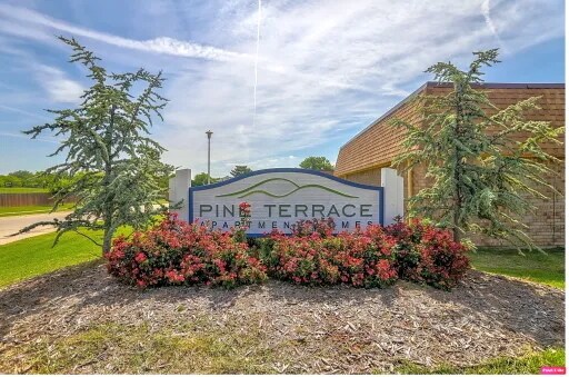 Pine Terrace in Lawton, OK - Foto de edificio