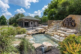 8 Tournament Way in The Hills, TX - Building Photo - Building Photo