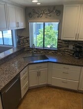 1279 Calle Bonita in Camarillo, CA - Foto de edificio - Building Photo