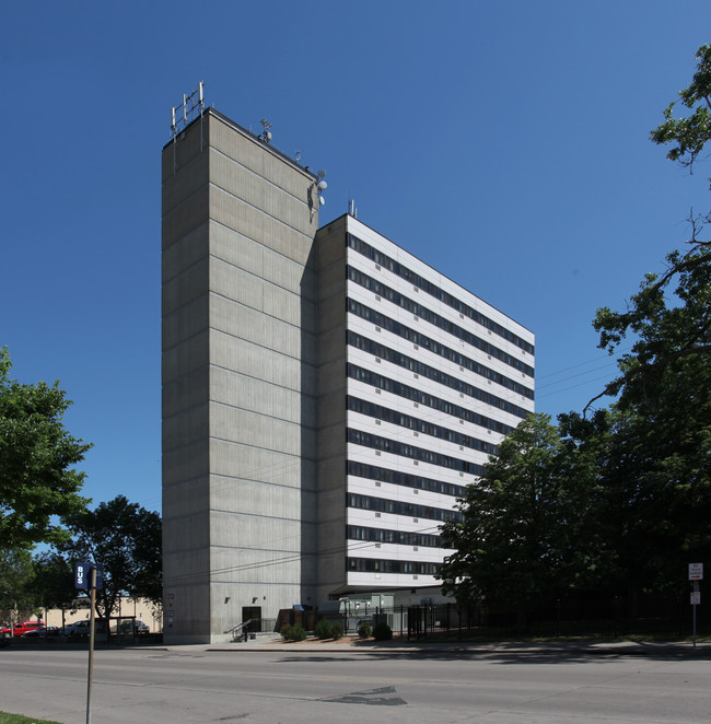 Heltzer Manor in Minneapolis, MN - Foto de edificio - Building Photo