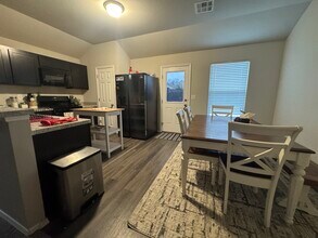 1718 Carnley St in Stillwater, OK - Foto de edificio - Building Photo