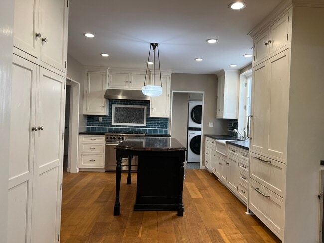 803 Schumacher Dr in Los Angeles, CA - Building Photo - Building Photo