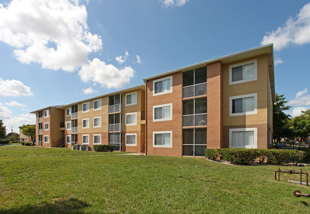 Congress Park in Lake Worth, FL - Foto de edificio