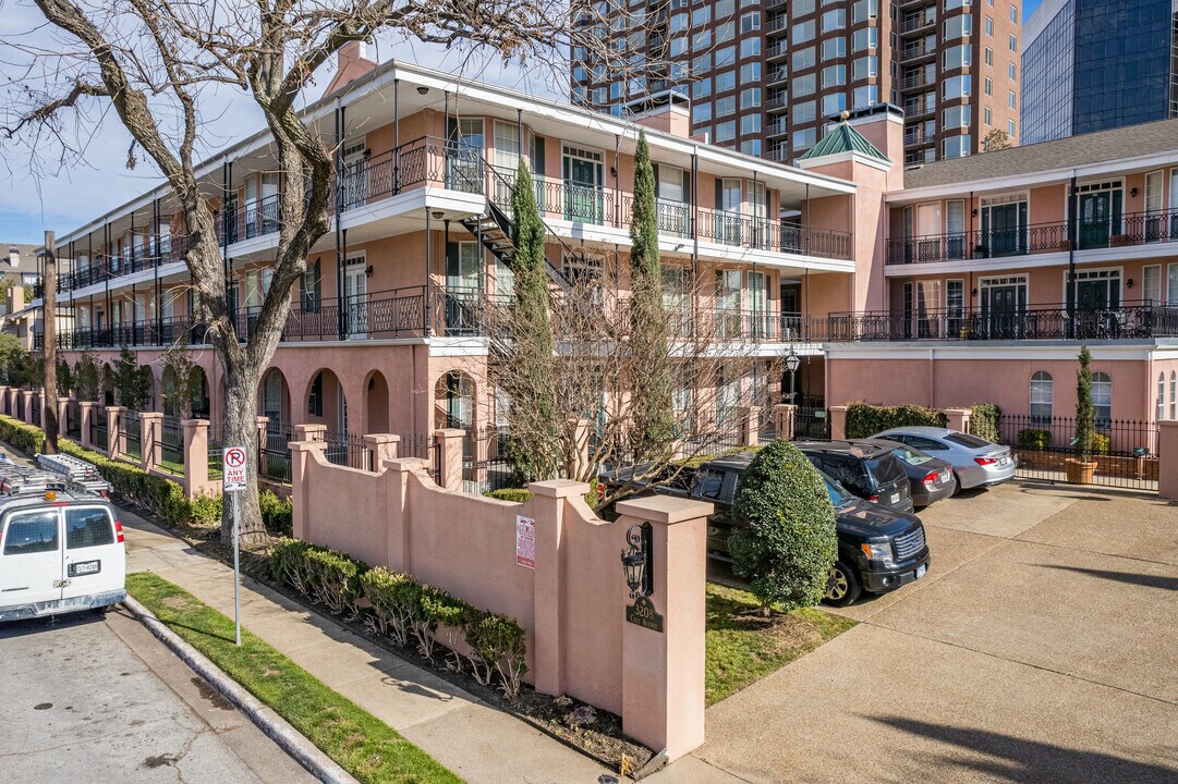 Bois du Chene in Dallas, TX - Building Photo