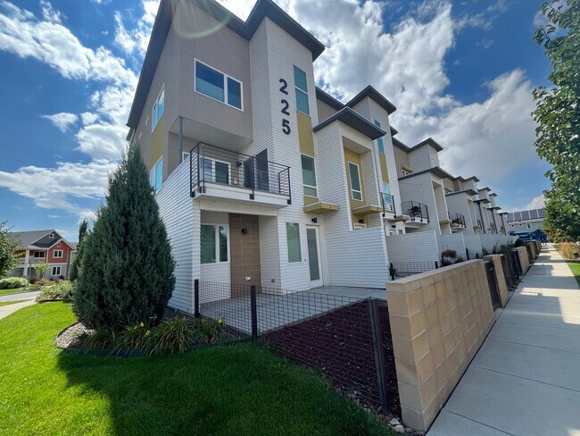 225 Green Leaf Street in Fort Collins, CO - Building Photo - Building Photo