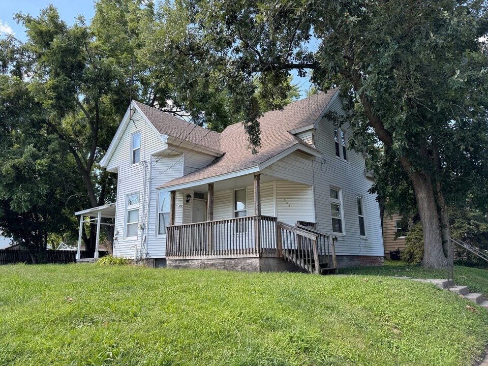 508 W Oakland Ave in Bloomington, IL - Building Photo