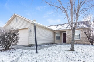 7621 Blue Willow Dr in Indianapolis, IN - Foto de edificio - Building Photo