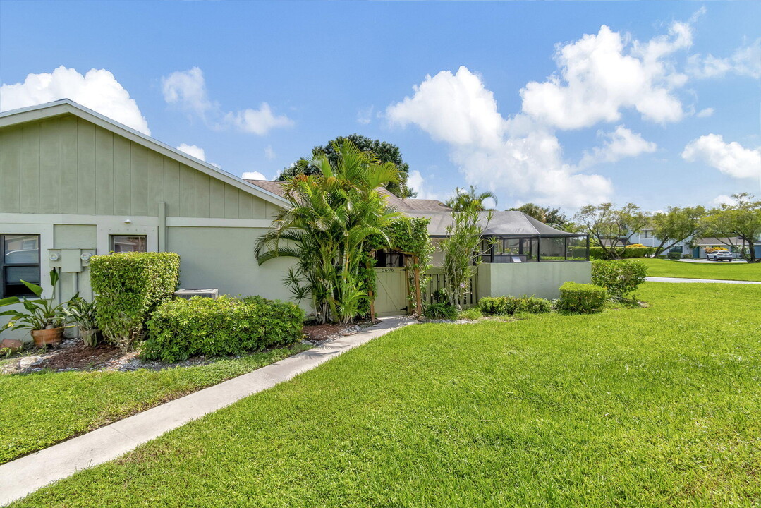 5696 Northpointe Ln in Boynton Beach, FL - Foto de edificio