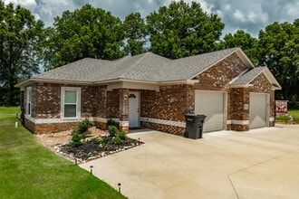 Oak Tree Manor Duplexes in Jonesboro, AR - Foto de edificio - Building Photo