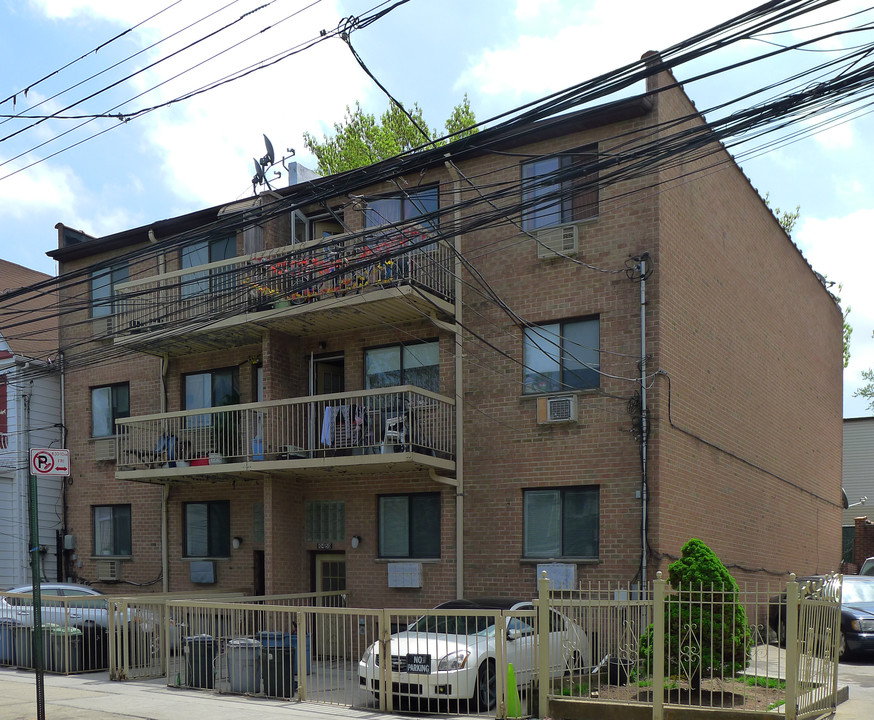 10450 48th Ave in Corona, NY - Foto de edificio