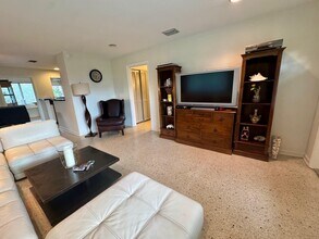 321 E Lakewood Rd in West Palm Beach, FL - Building Photo - Building Photo