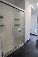 5-16 47th Road in Queens, NY - Foto de edificio - Building Photo