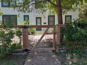 1300 Lorrain St in Austin, TX - Building Photo - Building Photo