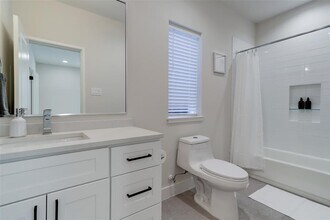 2206 Lou Ellen Ln in Houston, TX - Building Photo - Building Photo