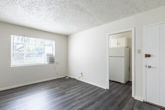 Clifton Woods Apartments in Columbus, OH - Building Photo - Interior Photo