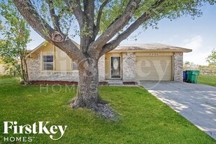 2202 Lockwood Dr in Carrollton, TX - Building Photo