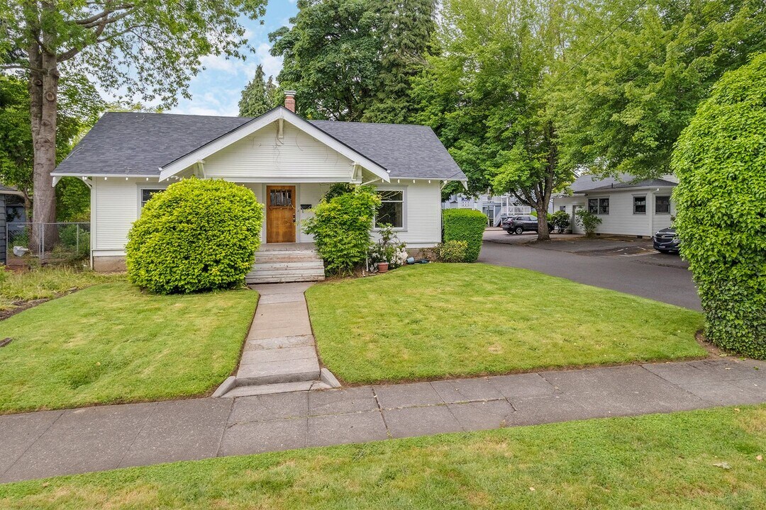 623 E Main St in Hillsboro, OR - Building Photo