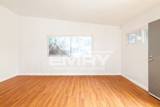 10530 Crenshaw Blvd in Inglewood, CA - Foto de edificio - Building Photo